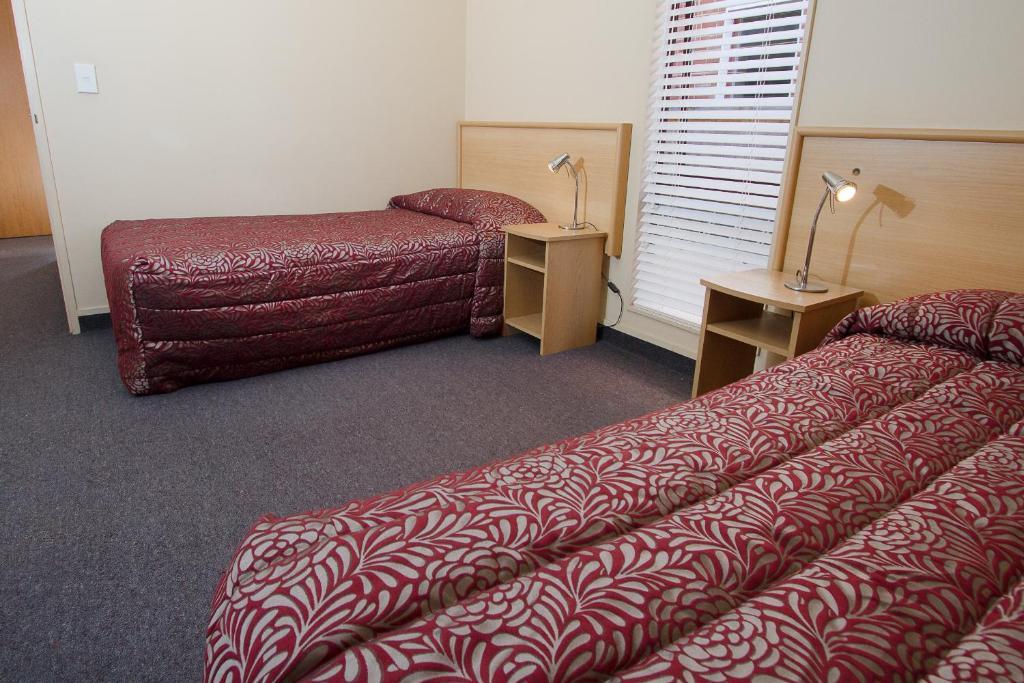 Alhambra Oaks Motor Lodge Дьюндин Номер фото