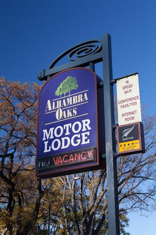 Alhambra Oaks Motor Lodge Дьюндин Экстерьер фото